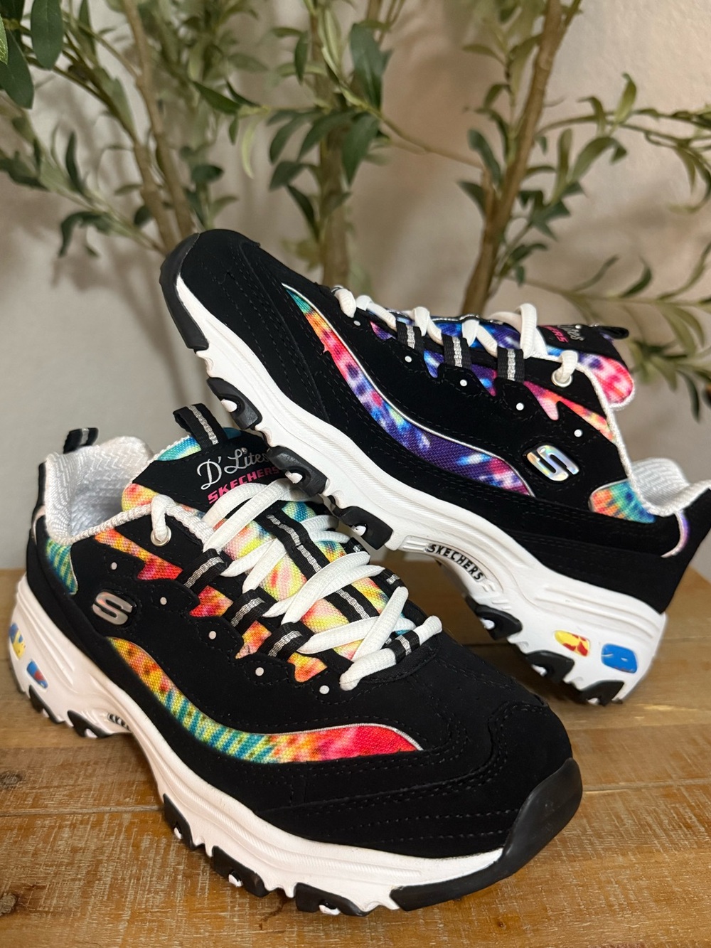Skechers D’Lites Woman’s Summer Fiesta Rainbow Tie-Dye Sneakers Size 8